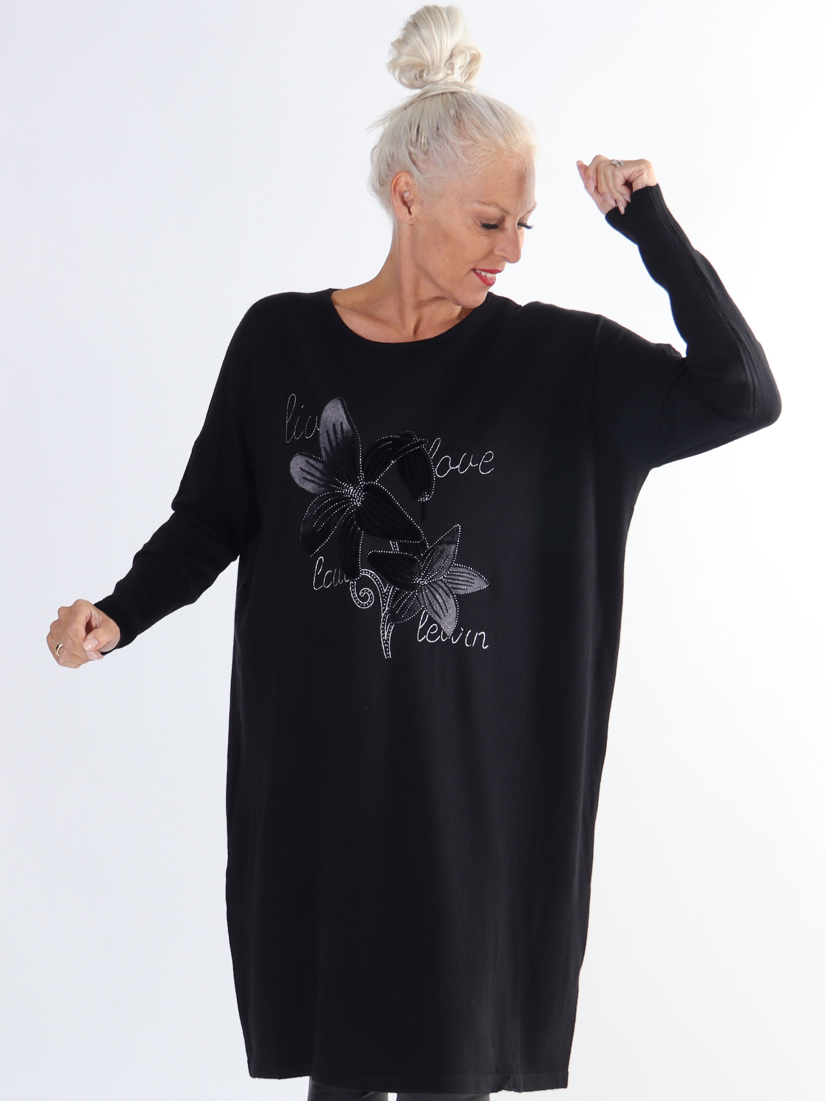 Amilie - Blød plus size strikkjole med blomstermotiver